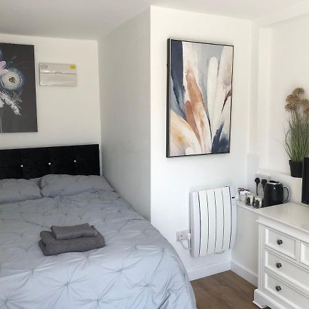 Lovely Modern Decorated 1 Bed Studio 뉴포트 외부 사진