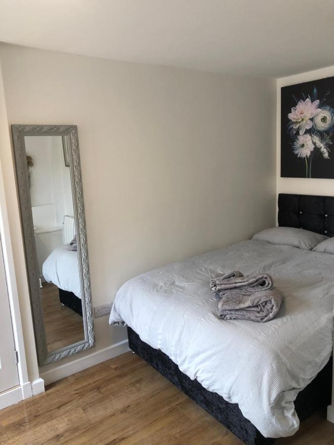 Lovely Modern Decorated 1 Bed Studio 뉴포트 외부 사진